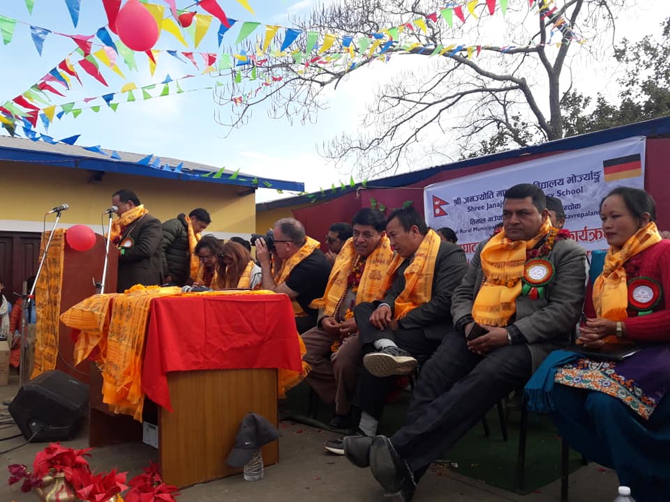 ने तेमाल माओ जनता पहिचान तेमालको जनज्योति माविलाई हिमाली गाउँ संरक्षणद्वारा भवन हस्तान्तरण तेमाल। काभ्रे जिल्लाको तेमाल गाउँपालिका वडा नं. ८ भोज्र्याङमा रहेको श्री जनज्योती माध्यमिक विद्यालयको नवनिर्मित भवन विद्यालयलाई हस्तान्तरण गरेको छ । हिमाली गाउँ संरक्षण नेपालको आर्थिक सहयोगमा निर्माण भएको ८ कोठे भवन एक कार्यक्रमकाबीच बुधबार हस्तारण गरिएको हो। भूकम्पले क्षतिग्रस्त भएको भवन हिमाली गाउँ संरक्षण नेपालद्वारा ५६ लाख आर्थिक सहयोगबाट पूनर्निर्माण भएको थियो । २०७२ को भूकम्पले क्षतिग्रस्त विद्यालयमा विद्यार्थीहरुको पठनपाठान अवरुद्ध भएपछि सोही विद्यालयका पूर्व विद्यार्थी तथा संगीतकार एवम् गायक विश्व दोङको अगुवाईमा हिमाली गाउँ संरक्षण नेपालको सहयोगमा विद्यालय भवन निर्माण सम्पन्न गराईएको हो । हस्तान्तरण कार्यक्रममा प्रमुख अतिथि शिक्षा विकास निर्देशनालय प्रदेश नं. ३ का का. मु. निर्देशक दिनेश कुमार श्रेष्ठ र हिमाली गाउँ संरक्षण नेपालका अध्यक्ष निरध्वज लामाले संयुक्त रुपमा उद्घाटन तथा हस्तारन्तरण गरिएका थिए । कार्यक्रमलाई सम्बोधन गगर्दै निर्देशक श्रेष्ठले हरेक शैक्षिक संस्थाले विद्यार्थीहरुको पठनपाठनको सीपमा वृद्धि गराउन प्रयोगात्मक र अतिरिक्त क्रियाकलापमा जोड दिनुपर्ने बताए । विद्यालयको भौतिक पूर्वाधार तथा शैक्षिक सुधार कार्यमा विद्यालय व्यवस्थापन, शिक्षक तथा अभिभावकको महत्वपूर्ण भूमिका रहेको बताउँदै समयानुकुल आफ्नो बालबच्चा अध्ययन गरिने संस्थामा आउनेजाने काम गर्न अभिभवकलाई आग्रह गरे । निर्देशक श्रेष्ठले भूकम्पले क्षति पु¥याएका हरेक शैक्षिक संस्था तथा मानव घरहरु अव सरकारको मापदण्डअनुरुप बलियो बनाउनुपर्ने र करिब १ वर्षभित्र सबै भूकम्पले भत्केका विद्यालयहरुको पुर्ननिर्माण कार्य सम्पन्न हुने स्पष्ट पार्दै सरकारले त्यस कार्यलाई निरन्तर दिईरहेको बताए । त्यस्तै काभ्रेका जिल्ला शिक्षा इकाई प्रमुख अधिकारी डिग बहादुर राईले कानुनी संक्रमणले गर्दा शैक्षिक संस्थाहरुको व्यवस्थापनमा केही अन्यौल सिर्जना भईरहेको बताए । नयाँ संरचनाहरु गठन हुने क्रममा रहेको उल्लेख गर्दै शिक्षा क्षेत्रको नियमवलीमा अन्यौलता रहेता पनि संक्रमणलाई सही रुपमा सदुपयोग गर्दै विद्यार्थीहरुको वृद्धि विकासमा जोड दिन आग्रह गरे । संरचनागत परिवर्तनका कारण सहजीकरण गर्ने भूमिका निभाउँदै जिल्ला शिक्षा कार्यालयले सक्ने सहयोग गरिने बताए । तत्कालिन जिल्ला शिक्षा कार्यालयले गर्ने भूमिका अव स्थानीय तहमा आईसकेको जिकिर गर्दै शैक्षिक पूर्वाधार तथा अन्य विकासका कार्यमा संक्रमण नभनि उल्लेख्य भूमिका निभाउन स्थानीय सरकारलाई आग्रह गरे । नवनिर्मित विद्यालय भवन हस्तान्तरण कार्यक्रममा सम्बोधन गर्दै हिमाली गाउँ संरक्षण नेपालका अध्यक्ष निरध्वज लामाले नेपाली समाजमा शिक्षा क्षेत्रको आवश्यकतालाई औल्याउँदै शिक्षामा देखिएका समस्याहरुलाई सुल्झाउन आफु निरन्तर लागि परेको बताए । सोही अवसरमा अध्यक्ष लामाले शिक्षाको महत्वलाई समुदायका सबैले अंगिकार गर्दै सामुदायिक शिक्षण संस्थालाई सझा सम्पत्तिको रुपमा हेर्नुपर्ने बताए । उनले भवन निर्माणसंगै आवश्यक परेको समयमा आफ्नो संस्थालाई सहयोग माग्न आग्रह गरे । कार्यक्रम व्यवस अध्यक्ष सञ्जील लामाको अध्यक्षतामा सम्पन्न भएको थियो ।