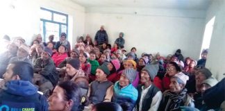 रामेछापमा भूकम्प पिडितको घर प्रवलिकरण गर्न कामदार देखि इन्जीनियरसम्म निःशुल्क रामेछाप । जिल्लाको सुनापती गाउँपालिका र दोरम्भा गाउँपालिकामा भूकम्प प्रतिरोधात्मक घर प्रवलिकरण गर्न कामदार देखि इन्जीनियरसम्म निःशुल्क पाउने भएको छ । यी दुई गाउँपालिकामा तिब्र गतिमा प्रबलिकरण सम्बन्धी काम सुरु भएपछि यस्तो सुविधा पाउने भएको हो । यूकेएडको आर्थिक सहयोग, यूएनओपिएस र बील्ड चेन्जको प्राविधिक सहयोग तथा आर्सो नेपालको सहजीकरणमा प्रवलीकरण कार्य अगाडि बढेको छ । योजना अनुसार ढुङ्गा माटोले बनेका पुराना घरहरुको प्रबलिकरण गरि आर्सो नेपालले दुवै स्थानीय तहकाका सबै वडाहरुमा प्रबलिकरणबाट सुरक्षित घर बनाउने सरकारको मापदण्डको बारेमा जनचेतनाको कार्यक्रको आयोजना गरेको छ । प्रबलिकरण गर्ने घरधनिले १ जना ईन्जिनियर १ जना हेडमिस्त्री र बढिमा १० जनासम्म तालिमे प्रशिक्षार्थी कामदार निशुल्क उपलब्ध गराउने छ । कार्यक्रममा घर बनाउन ईच्छुक जनताको तथ्यांक संकलन गरि तत्कालै घरको नाप नक्सासँगै सम्झौता गरि प्रबलिकरण गर्ने मुख्य प्रशिक्षक उमेश सापकोटाले तेमाल अनलाईनलाई बताए ।