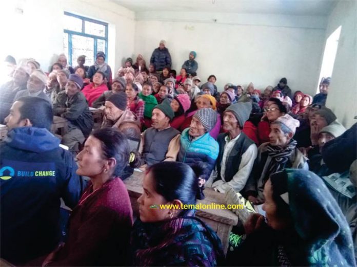 Arso रामेछापमा भूकम्प पिडितको घर प्रवलिकरण गर्न कामदार देखि इन्जीनियरसम्म निःशुल्क रामेछाप । जिल्लाको सुनापती गाउँपालिका र दोरम्भा गाउँपालिकामा भूकम्प प्रतिरोधात्मक घर प्रवलिकरण गर्न कामदार देखि इन्जीनियरसम्म निःशुल्क पाउने भएको छ । यी दुई गाउँपालिकामा तिब्र गतिमा प्रबलिकरण सम्बन्धी काम सुरु भएपछि यस्तो सुविधा पाउने भएको हो । यूकेएडको आर्थिक सहयोग, यूएनओपिएस र बील्ड चेन्जको प्राविधिक सहयोग तथा आर्सो नेपालको सहजीकरणमा प्रवलीकरण कार्य अगाडि बढेको छ । योजना अनुसार ढुङ्गा माटोले बनेका पुराना घरहरुको प्रबलिकरण गरि आर्सो नेपालले दुवै स्थानीय तहकाका सबै वडाहरुमा प्रबलिकरणबाट सुरक्षित घर बनाउने सरकारको मापदण्डको बारेमा जनचेतनाको कार्यक्रको आयोजना गरेको छ । प्रबलिकरण गर्ने घरधनिले १ जना ईन्जिनियर १ जना हेडमिस्त्री र बढिमा १० जनासम्म तालिमे प्रशिक्षार्थी कामदार निशुल्क उपलब्ध गराउने छ । कार्यक्रममा घर बनाउन ईच्छुक जनताको तथ्यांक संकलन गरि तत्कालै घरको नाप नक्सासँगै सम्झौता गरि प्रबलिकरण गर्ने मुख्य प्रशिक्षक उमेश सापकोटाले तेमाल अनलाईनलाई बताए ।