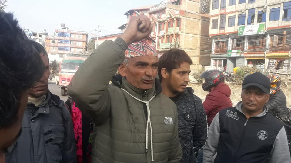 पाँचखालको इट्टा भट्टा र प्लाईउड उद्योगको विरुद्ध किसान सडकमा
