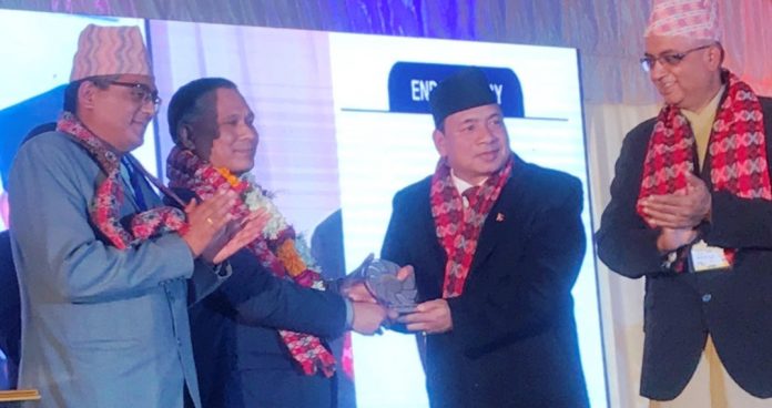 Kulman_ghising_उपराष्ट्रपतिद्वारा हाइड्रो एक्पोमा कुलमान घिसिङ सम्मानित उपराष्ट्रपतिद्वारा हाइड्रो एक्पोमा कुलमान घिसिङ सम्मानित