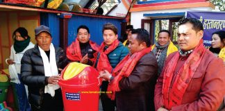 मन्दिरलाई मानव सहयता केन्द्रको सरसफाई सामग्री सहयोग
