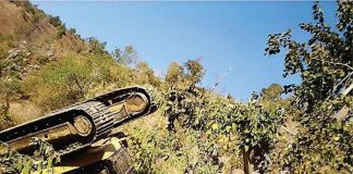 नमोबुद्धमा सडक निर्माणको क्रममा स्काईभेटर दुर्घट्ना, चालक घाईते