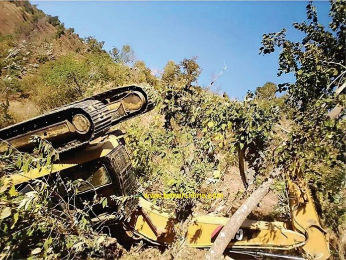 Namobuddha s नमोबुद्धमा सडक निर्माणको क्रममा स्काईभेटर दुर्घट्ना, चालक घाईते