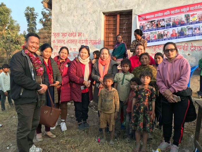 चेपाङ बस्तीमा आमा समूहले गरे चामल र न्यानो कपडा वितरण