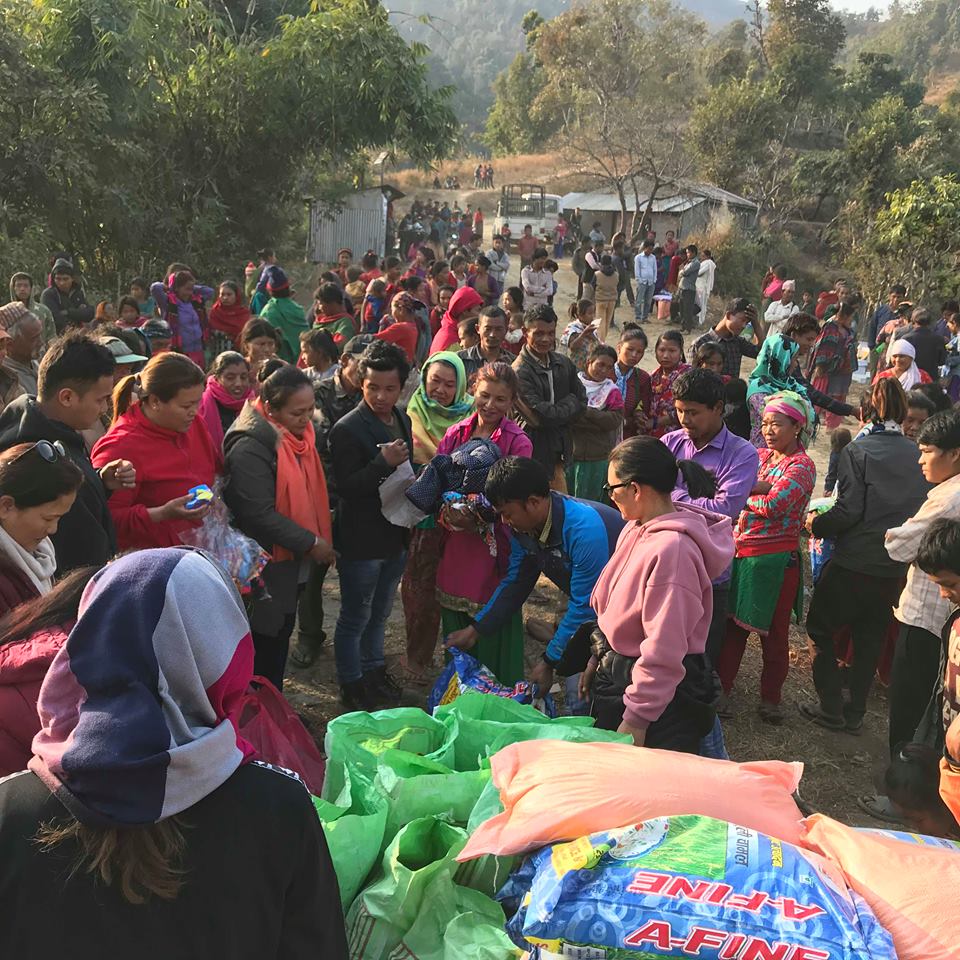 चेपाङ बस्तीमा आमा समूहले गरे चामल र न्यानो कपडा वितरण