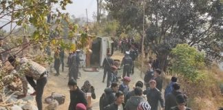मन्थलीमा बस दुर्घट्ना, २ को मृत्यु, १७ घाइते