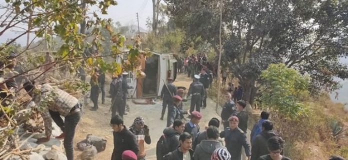 मन्थलीमा बस दुर्घट्ना, २ को मृत्यु, १७ घाइते