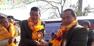 ने तेमाल माओ जनता पहिचान तेमालको जनज्योति माविलाई हिमाली गाउँ संरक्षणद्वारा भवन हस्तान्तरण तेमाल। काभ्रे जिल्लाको तेमाल गाउँपालिका वडा नं. ८ भोज्र्याङमा रहेको श्री जनज्योती माध्यमिक विद्यालयको नवनिर्मित भवन विद्यालयलाई हस्तान्तरण गरेको छ । हिमाली गाउँ संरक्षण नेपालको आर्थिक सहयोगमा निर्माण भएको ८ कोठे भवन एक कार्यक्रमकाबीच बुधबार हस्तारण गरिएको हो। भूकम्पले क्षतिग्रस्त भएको भवन हिमाली गाउँ संरक्षण नेपालद्वारा ५६ लाख आर्थिक सहयोगबाट पूनर्निर्माण भएको थियो । २०७२ को भूकम्पले क्षतिग्रस्त विद्यालयमा विद्यार्थीहरुको पठनपाठान अवरुद्ध भएपछि सोही विद्यालयका पूर्व विद्यार्थी तथा संगीतकार एवम् गायक विश्व दोङको अगुवाईमा हिमाली गाउँ संरक्षण नेपालको सहयोगमा विद्यालय भवन निर्माण सम्पन्न गराईएको हो । हस्तान्तरण कार्यक्रममा प्रमुख अतिथि शिक्षा विकास निर्देशनालय प्रदेश नं. ३ का का. मु. निर्देशक दिनेश कुमार श्रेष्ठ र हिमाली गाउँ संरक्षण नेपालका अध्यक्ष निरध्वज लामाले संयुक्त रुपमा उद्घाटन तथा हस्तारन्तरण गरिएका थिए । कार्यक्रमलाई सम्बोधन गगर्दै निर्देशक श्रेष्ठले हरेक शैक्षिक संस्थाले विद्यार्थीहरुको पठनपाठनको सीपमा वृद्धि गराउन प्रयोगात्मक र अतिरिक्त क्रियाकलापमा जोड दिनुपर्ने बताए । विद्यालयको भौतिक पूर्वाधार तथा शैक्षिक सुधार कार्यमा विद्यालय व्यवस्थापन, शिक्षक तथा अभिभावकको महत्वपूर्ण भूमिका रहेको बताउँदै समयानुकुल आफ्नो बालबच्चा अध्ययन गरिने संस्थामा आउनेजाने काम गर्न अभिभवकलाई आग्रह गरे । निर्देशक श्रेष्ठले भूकम्पले क्षति पु¥याएका हरेक शैक्षिक संस्था तथा मानव घरहरु अव सरकारको मापदण्डअनुरुप बलियो बनाउनुपर्ने र करिब १ वर्षभित्र सबै भूकम्पले भत्केका विद्यालयहरुको पुर्ननिर्माण कार्य सम्पन्न हुने स्पष्ट पार्दै सरकारले त्यस कार्यलाई निरन्तर दिईरहेको बताए । त्यस्तै काभ्रेका जिल्ला शिक्षा इकाई प्रमुख अधिकारी डिग बहादुर राईले कानुनी संक्रमणले गर्दा शैक्षिक संस्थाहरुको व्यवस्थापनमा केही अन्यौल सिर्जना भईरहेको बताए । नयाँ संरचनाहरु गठन हुने क्रममा रहेको उल्लेख गर्दै शिक्षा क्षेत्रको नियमवलीमा अन्यौलता रहेता पनि संक्रमणलाई सही रुपमा सदुपयोग गर्दै विद्यार्थीहरुको वृद्धि विकासमा जोड दिन आग्रह गरे । संरचनागत परिवर्तनका कारण सहजीकरण गर्ने भूमिका निभाउँदै जिल्ला शिक्षा कार्यालयले सक्ने सहयोग गरिने बताए । तत्कालिन जिल्ला शिक्षा कार्यालयले गर्ने भूमिका अव स्थानीय तहमा आईसकेको जिकिर गर्दै शैक्षिक पूर्वाधार तथा अन्य विकासका कार्यमा संक्रमण नभनि उल्लेख्य भूमिका निभाउन स्थानीय सरकारलाई आग्रह गरे । नवनिर्मित विद्यालय भवन हस्तान्तरण कार्यक्रममा सम्बोधन गर्दै हिमाली गाउँ संरक्षण नेपालका अध्यक्ष निरध्वज लामाले नेपाली समाजमा शिक्षा क्षेत्रको आवश्यकतालाई औल्याउँदै शिक्षामा देखिएका समस्याहरुलाई सुल्झाउन आफु निरन्तर लागि परेको बताए । सोही अवसरमा अध्यक्ष लामाले शिक्षाको महत्वलाई समुदायका सबैले अंगिकार गर्दै सामुदायिक शिक्षण संस्थालाई सझा सम्पत्तिको रुपमा हेर्नुपर्ने बताए । उनले भवन निर्माणसंगै आवश्यक परेको समयमा आफ्नो संस्थालाई सहयोग माग्न आग्रह गरे । कार्यक्रम व्यवस अध्यक्ष सञ्जील लामाको अध्यक्षतामा सम्पन्न भएको थियो ।