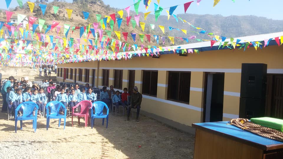 ने तेमाल माओ जनता पहिचान तेमालको जनज्योति माविलाई हिमाली गाउँ संरक्षणद्वारा भवन हस्तान्तरण तेमाल। काभ्रे जिल्लाको तेमाल गाउँपालिका वडा नं. ८ भोज्र्याङमा रहेको श्री जनज्योती माध्यमिक विद्यालयको नवनिर्मित भवन विद्यालयलाई हस्तान्तरण गरेको छ । हिमाली गाउँ संरक्षण नेपालको आर्थिक सहयोगमा निर्माण भएको ८ कोठे भवन एक कार्यक्रमकाबीच बुधबार हस्तारण गरिएको हो। भूकम्पले क्षतिग्रस्त भएको भवन हिमाली गाउँ संरक्षण नेपालद्वारा ५६ लाख आर्थिक सहयोगबाट पूनर्निर्माण भएको थियो । २०७२ को भूकम्पले क्षतिग्रस्त विद्यालयमा विद्यार्थीहरुको पठनपाठान अवरुद्ध भएपछि सोही विद्यालयका पूर्व विद्यार्थी तथा संगीतकार एवम् गायक विश्व दोङको अगुवाईमा हिमाली गाउँ संरक्षण नेपालको सहयोगमा विद्यालय भवन निर्माण सम्पन्न गराईएको हो । हस्तान्तरण कार्यक्रममा प्रमुख अतिथि शिक्षा विकास निर्देशनालय प्रदेश नं. ३ का का. मु. निर्देशक दिनेश कुमार श्रेष्ठ र हिमाली गाउँ संरक्षण नेपालका अध्यक्ष निरध्वज लामाले संयुक्त रुपमा उद्घाटन तथा हस्तारन्तरण गरिएका थिए । कार्यक्रमलाई सम्बोधन गगर्दै निर्देशक श्रेष्ठले हरेक शैक्षिक संस्थाले विद्यार्थीहरुको पठनपाठनको सीपमा वृद्धि गराउन प्रयोगात्मक र अतिरिक्त क्रियाकलापमा जोड दिनुपर्ने बताए । विद्यालयको भौतिक पूर्वाधार तथा शैक्षिक सुधार कार्यमा विद्यालय व्यवस्थापन, शिक्षक तथा अभिभावकको महत्वपूर्ण भूमिका रहेको बताउँदै समयानुकुल आफ्नो बालबच्चा अध्ययन गरिने संस्थामा आउनेजाने काम गर्न अभिभवकलाई आग्रह गरे । निर्देशक श्रेष्ठले भूकम्पले क्षति पु¥याएका हरेक शैक्षिक संस्था तथा मानव घरहरु अव सरकारको मापदण्डअनुरुप बलियो बनाउनुपर्ने र करिब १ वर्षभित्र सबै भूकम्पले भत्केका विद्यालयहरुको पुर्ननिर्माण कार्य सम्पन्न हुने स्पष्ट पार्दै सरकारले त्यस कार्यलाई निरन्तर दिईरहेको बताए । त्यस्तै काभ्रेका जिल्ला शिक्षा इकाई प्रमुख अधिकारी डिग बहादुर राईले कानुनी संक्रमणले गर्दा शैक्षिक संस्थाहरुको व्यवस्थापनमा केही अन्यौल सिर्जना भईरहेको बताए । नयाँ संरचनाहरु गठन हुने क्रममा रहेको उल्लेख गर्दै शिक्षा क्षेत्रको नियमवलीमा अन्यौलता रहेता पनि संक्रमणलाई सही रुपमा सदुपयोग गर्दै विद्यार्थीहरुको वृद्धि विकासमा जोड दिन आग्रह गरे । संरचनागत परिवर्तनका कारण सहजीकरण गर्ने भूमिका निभाउँदै जिल्ला शिक्षा कार्यालयले सक्ने सहयोग गरिने बताए । तत्कालिन जिल्ला शिक्षा कार्यालयले गर्ने भूमिका अव स्थानीय तहमा आईसकेको जिकिर गर्दै शैक्षिक पूर्वाधार तथा अन्य विकासका कार्यमा संक्रमण नभनि उल्लेख्य भूमिका निभाउन स्थानीय सरकारलाई आग्रह गरे । नवनिर्मित विद्यालय भवन हस्तान्तरण कार्यक्रममा सम्बोधन गर्दै हिमाली गाउँ संरक्षण नेपालका अध्यक्ष निरध्वज लामाले नेपाली समाजमा शिक्षा क्षेत्रको आवश्यकतालाई औल्याउँदै शिक्षामा देखिएका समस्याहरुलाई सुल्झाउन आफु निरन्तर लागि परेको बताए । सोही अवसरमा अध्यक्ष लामाले शिक्षाको महत्वलाई समुदायका सबैले अंगिकार गर्दै सामुदायिक शिक्षण संस्थालाई सझा सम्पत्तिको रुपमा हेर्नुपर्ने बताए । उनले भवन निर्माणसंगै आवश्यक परेको समयमा आफ्नो संस्थालाई सहयोग माग्न आग्रह गरे । कार्यक्रम व्यवस अध्यक्ष सञ्जील लामाको अध्यक्षतामा सम्पन्न भएको थियो ।