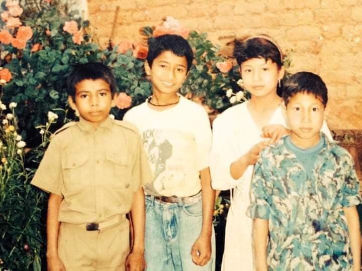 बाल्यकालमा साथीहरुसँग सम्राट चापागाईं