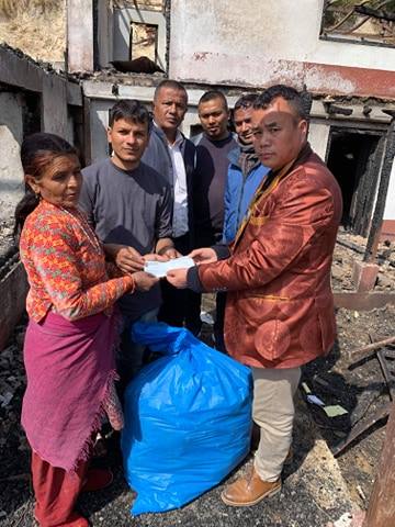 Ram krishna घेदुङका सचिब लामाद्वारा अग्नि पीडितलाई नगद र कम्बल हस्तान्तरण