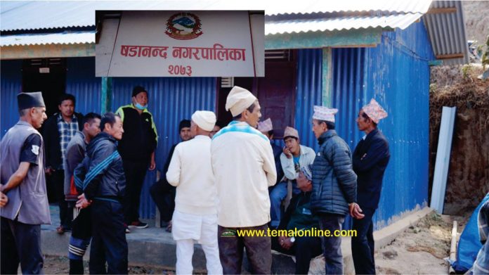 mohan kumar lama षडानन्द नगरपालिका प्रमुखको कार्यकक्ष घेराउ