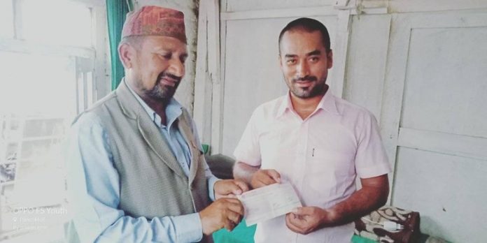 Rajkumar काभ्रेका वाईसिएल अध्यक्ष श्रेष्ठद्वारा पाँचखाल खानेपानीलाई २ लाख सहयोग