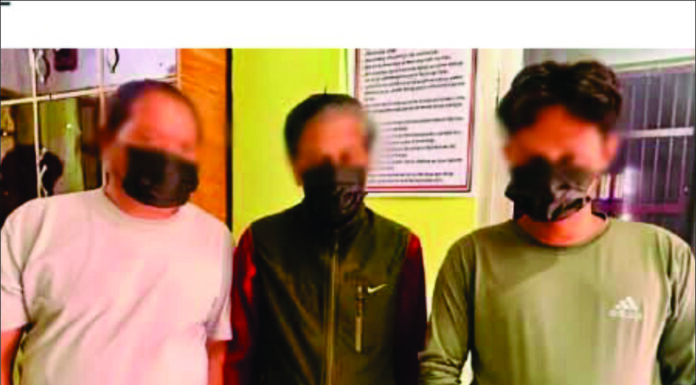 ‘मुद्दा मिलाइदिन्छु’ भन्दै रकम ठग्ने तीन जना काभ्रे प्रहरीको फन्दामा